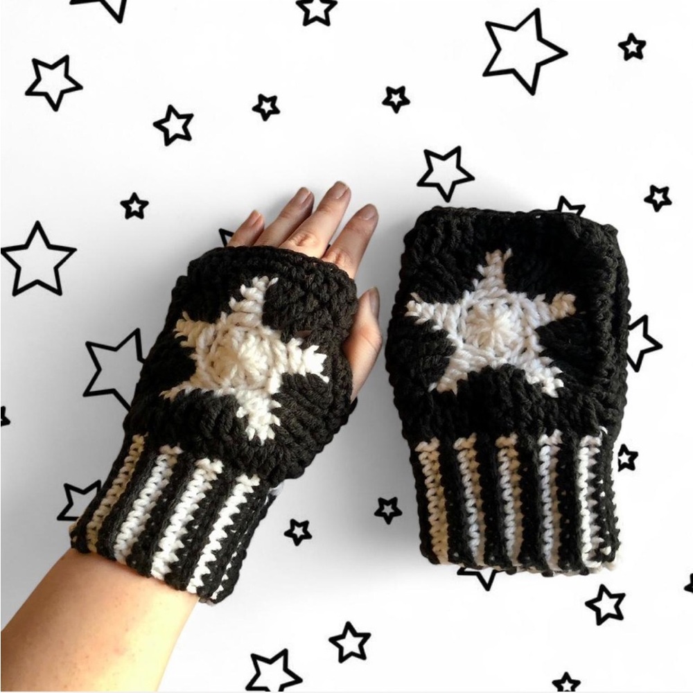 crochet black and white star fingerless gloves/handwarmers